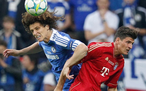 David Luiz e Mario Gomez na final da Liga dos Campeões entre Bayern e Chelsea (Foto: AP)