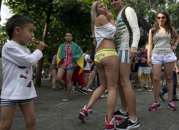 Garota exibiu calcinha como nome Brasil (Foto: Raul Arboleda/AFP)
