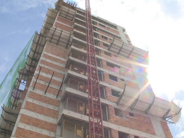 Operário caiu do 10º andar deste prédio, em São Luís (MA) (Foto: Reprodução/TV Mirante) Operário caiu do 10º andar deste prédio, em São Luís (MA) (Foto: Reprodução/TV Mirante)