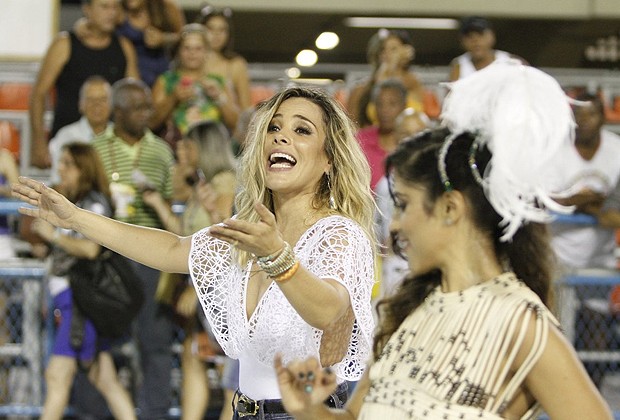 Wanessa e Camila Camargo caem no samba em ensaio da Imperatriz Leopoldinense (Foto: Marcos Ferreira /Brazil news)