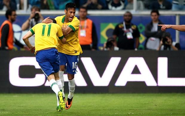 oscar neymar brasil gol França amistoso arena do grêmio (Foto: Mowa Press)