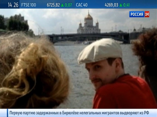 Homem identificado como Edward Snowden é visto em Moscou em imagem da TV Rossiya 24 divulgada nesta quinta-feira (31)  (Foto: Reuters/Rossiya 24)