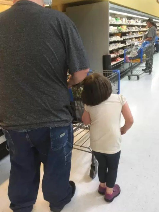 A cena foi registrada por outra cliente do supermercado