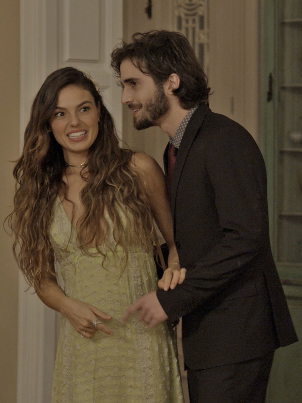 Rita e Ruy chegam ao casamento de Caio e Leila (Foto: TV Globo)