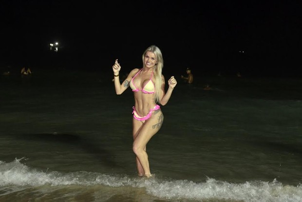 Thalita Zampirolli em banho noturno na praia do Arpoador, Zona Sul do Rio (Foto: Roberto Teixeira/EGO)