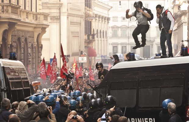 Manifestantes e policiais entraram em confronto no centro de Roma nesta quinta-feira (31). Grupo reivindica melhorias na habitação (Foto: AP Photo/Roberto Monaldo, Lapresse)