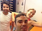 Angélica mostra o muque em selfie com amigo e personal durante treino