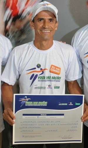 Vanderlei Cordeiro com inscrição para Volta das Nações 2012 (Foto: Fernando da Mata/GLOBOESPORTE.COM MS)