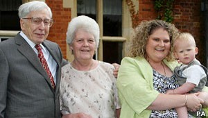 O doutor Robert Edwards, Lesley Brown, a filha Louise Brown e o neto Cameron em 2008 (Foto: BBC)
