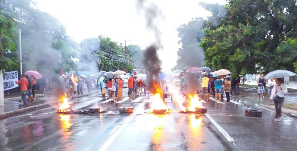 Pista em frente a Eletrobras foi interditada com pneus (Foto: Heliana Gonçalves/TV Gazeta)