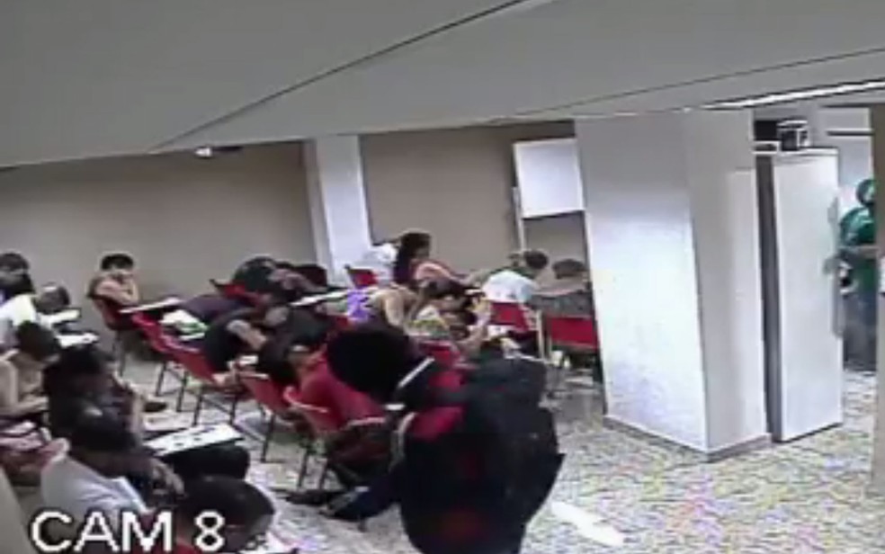 Assaltante com camisa da Alemanha rendeu os alunos (Foto: TV Globo/Reprodução)