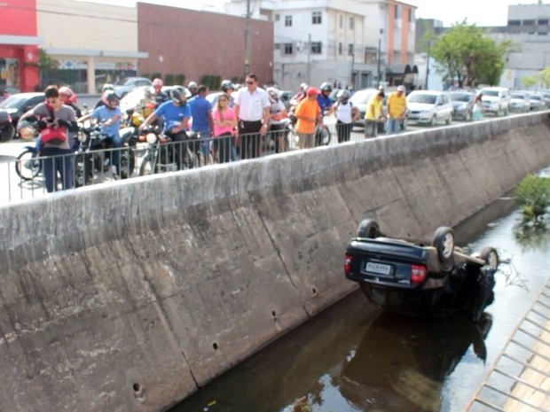 G1 Carro cai em canal após motorista desviar de jumentos em Fortaleza