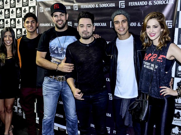 surfista Tayná Hanada, Gabriel Medina, Fernando e Sorocaba, Sergio Malheiros e Sophia Abrahão em show em São Paulo (Foto: Leo Franco/ Ag. News)