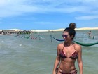 Jaque Khury mostra 'entradinhas' em barriga perfeita em praia do Ceará