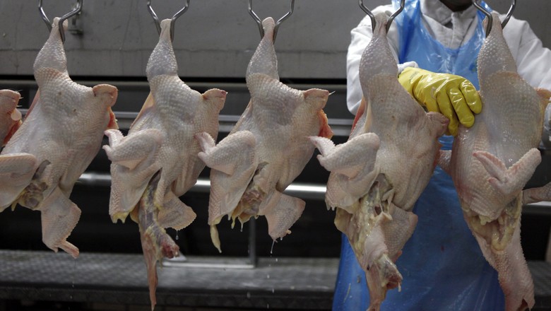 Carne de frango em frigorífico em Itatinga (SP) 04/10/2011 (Foto: REUTERS/Paulo Whitaker)
