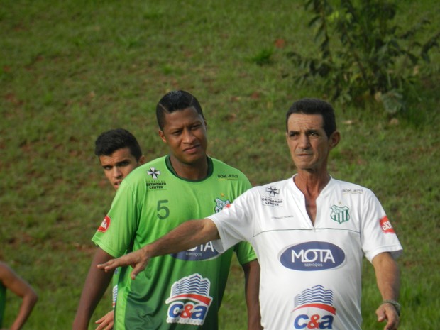 Zagueiro Jalnir, técnico Zecão, Uberlândia Esporte Clube, Ninho do Periquito (Foto: Gullit Pacielle)