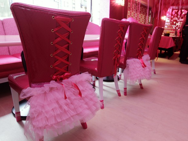 Cadeiras temáticas do novo restaurante (Foto: REUTERS/Pichi Chuang)