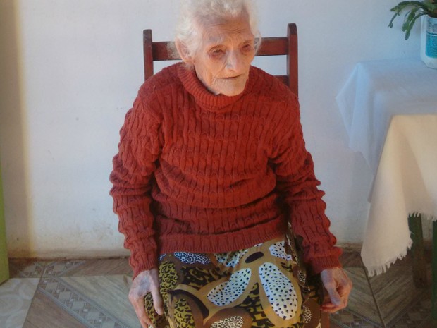 Dona Jesuína mora com a neta. Aposentada mantém rotina para viver adequadamente (Foto: Valdir Correia de Moraes/Arquivo pessoal)