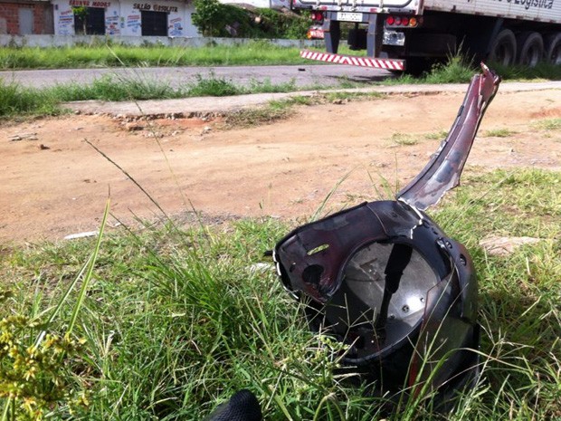 Motociclista morreu após colidir com caminhão parado na via em Paulista, PE. (Foto: Kety Marinho/TV Globo)