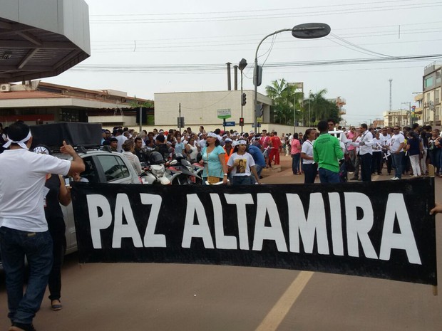 manifestantes protestam contra a violência e pedem paz em Altamira, no Pará.  (Foto: Elizabete Pires)