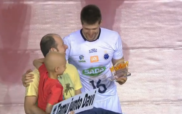 Menino Davi recebe troféu de Éder (Foto: Reprodução SporTV)
