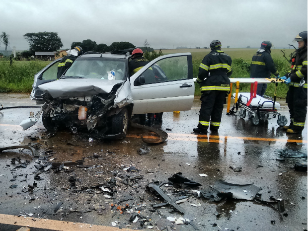 G1 Colisão Frontal Entre Carros Deixa Dois Em Estado Grave Em Guareí Notícias Em 