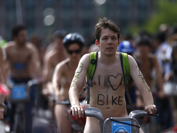 Ciclista participa de 'World Naked Bike Ride' em Londres neste sábado  (Foto: Reuters/Andrew Winning)