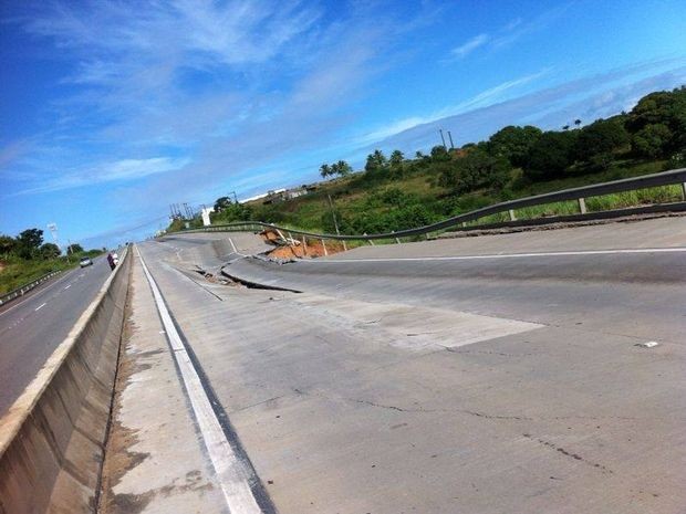 Condutores devem procurar desvio até a pista ser reconstruída (Foto: PRF-SE/Divulgação)