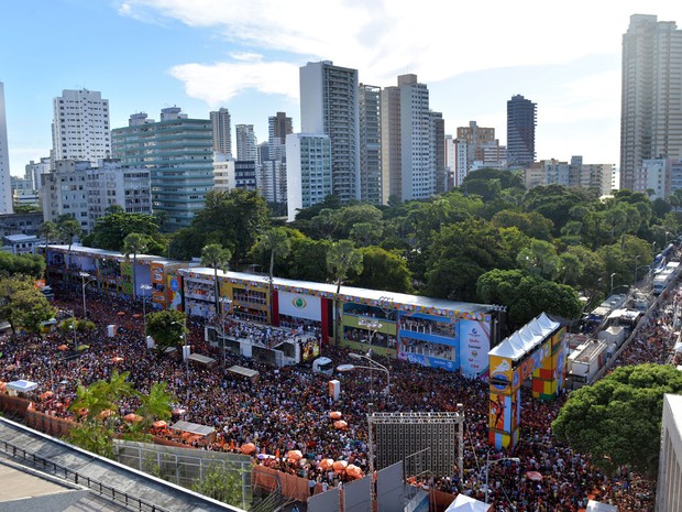 Foliões de diversas partes do Brasil vão ao circuio Campo Grande para ver passagem de Ivete Sangalo, em Salvador (Foto: Wallace Barbosa e JC Pereira e Vinicius Eduardo/AgNews) Foliões de diversas partes do Brasil vão ao circuio Campo Grande para ver passagem de Ivete Sangalo, em Salvador (Foto: Wallace Barbosa e JC Pereira e Vinicius Eduardo/AgNews)