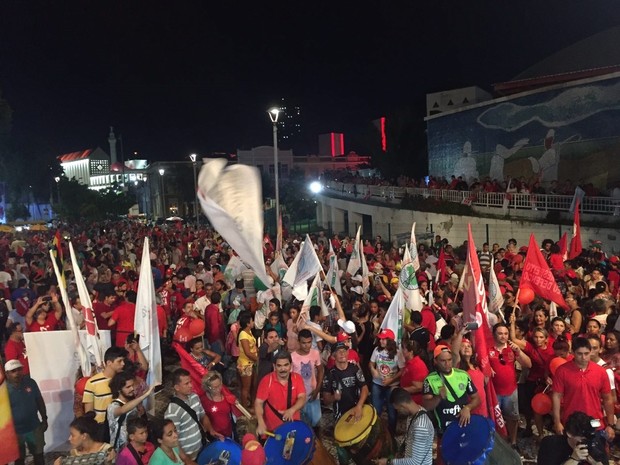 manifestantes chegam ao Dragão do Mar (Foto: Andre Teixeira/G1)