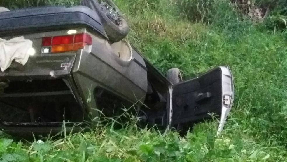 Carro caiu ma margem de rio em Ibirama,SC e motorista desapareceu (Foto: Bombeiros voluntários/Divulgação)