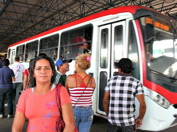 Cleuza espera que estrutura dos terminais seja modificada para evitar acidentes  (Foto: Camila Henriques/G1 AM)