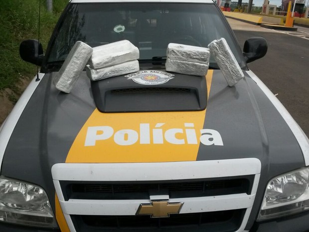 Drogas estavam escondidas em bolsa dentro de ônibus (Foto: Polícia