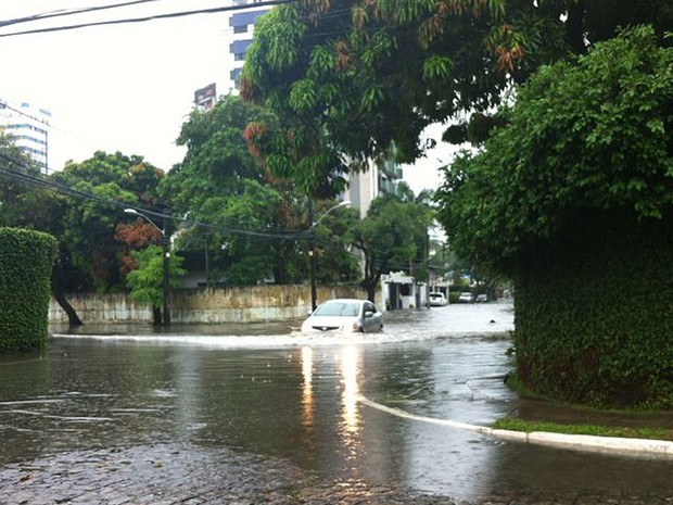 Rua Marechal Rondon, em Casa Forte, no Recife (Foto: Roberta Rêgo / G1)