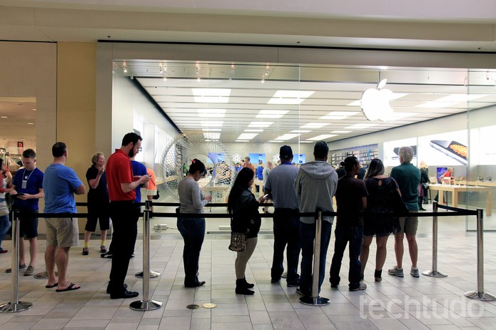 Compradores ainda enfrentam filas para adquirir o iPhone 6 e o iPhone 6 Plus (Foto: Anna Kellen/Techtudo) Compradores ainda enfrentam filas para adquirir o iPhone 6 e o iPhone 6 Plus (Foto: Anna Kellen/Techtudo)