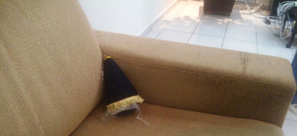 Santa foi colocada num sofá, de costas para a mesa da presidência (Foto: Cisco Nobre / GloboEsporte.com)