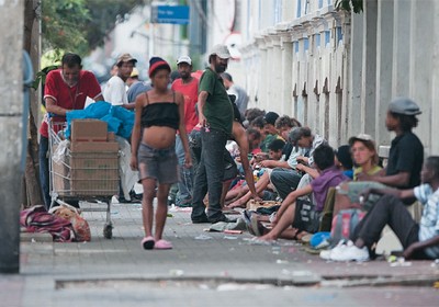 MOBILIDADE Os “noias”, como são conhecidos os usuários de crack, numa rua do bairro dos Campos Elíseos, na região central de São Paulo. Com o esvaziamento da Cracolândia, eles migraram para áreas vizinhas (Foto: Fabio Braga/Folhapress)