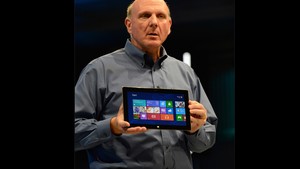 Ballmer segura o Surface, novo tablet da Microsoft (Foto: Kevork Djansezian/Getty Images/AFP )