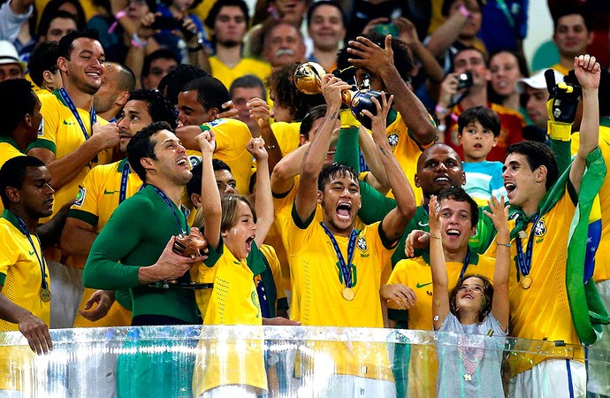 neymar brasil troféu final copa das confederações (Foto: Agência Reuters)