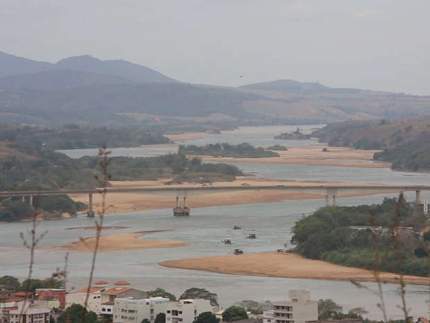 Na parte que corta Colatina, Rio Doce apresenta seca (Foto: Reprodução/ TV Gazeta)
