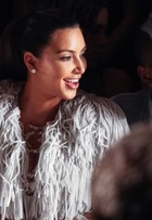Acompanhada por Kanye West, Kim Kardashian assiste a desfile em NY