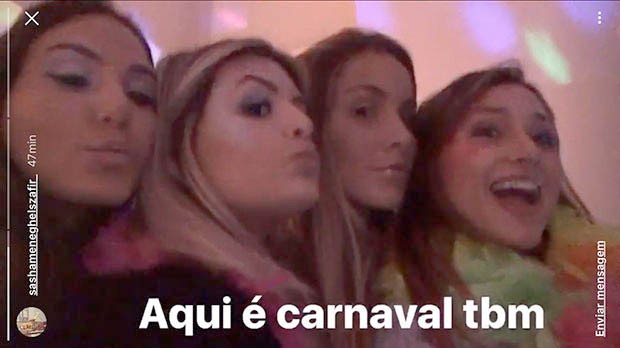 Sasha curte festa em clima de Carnaval com amigas em Nova York