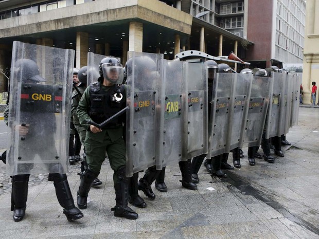 Guarda Nacional da Venezuela foi ao Conselho Nacional Eleitoral, em Caracas, para conter briga entre chavistas e opositores (Foto: REUTERS/Marco Bello)