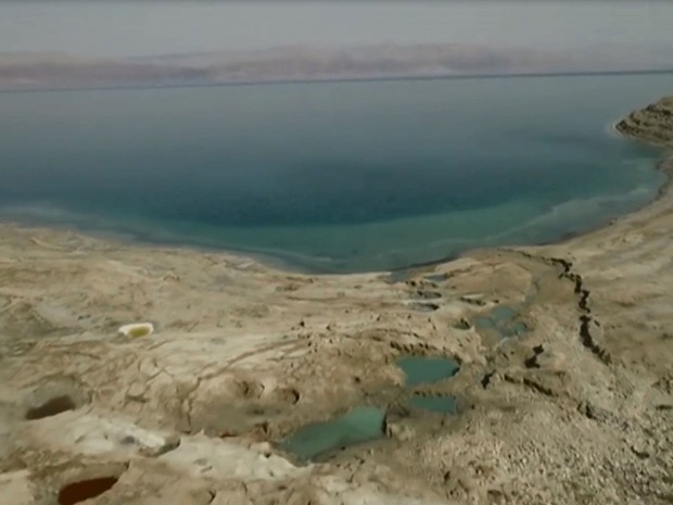 O impressionante encolhimento do Mar Morto: imagens aéreas mostram crateras formadas por recuo das águas (Foto: Reprodução/BBC)