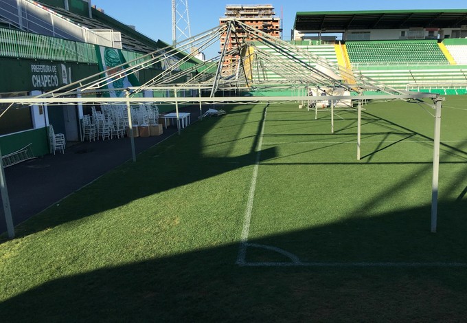 Arena Condá recebe estrutura para o velório coletivo (Foto: Diego Madruga)