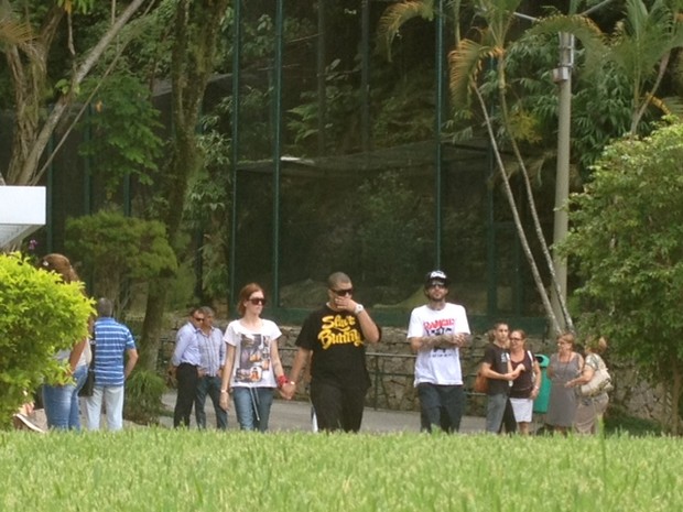 Amigos e familiares deixando o cemitério (Foto: Bárbara Vieira / EGO)