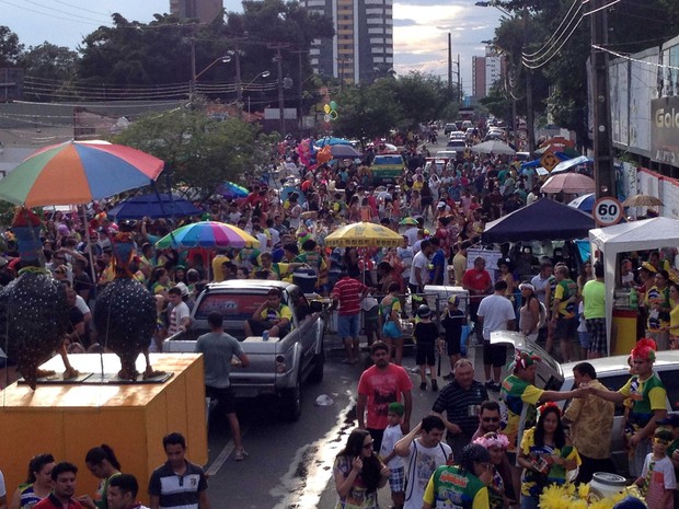 Concentração de foliões na Avenida Dom Severino que curtem o 'Capote da Madrugada' em Teresina (Foto: Pedro Santiago/G1)