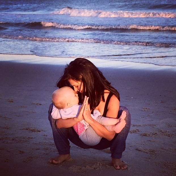 Hilaria Thomas Baldwin e a filha Carmen Gabriela (Foto: Reprodução Instagram)