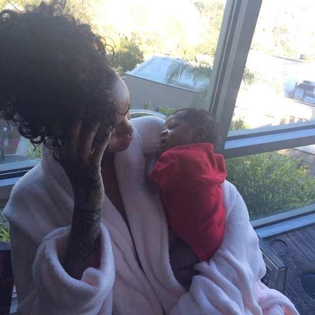 Rihanna e a sobrinha (Foto: Reprodução / Instagram)