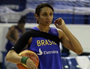 Iziane basquete Brasil (Foto: Gaspar Nóbrega/Inovafoto)